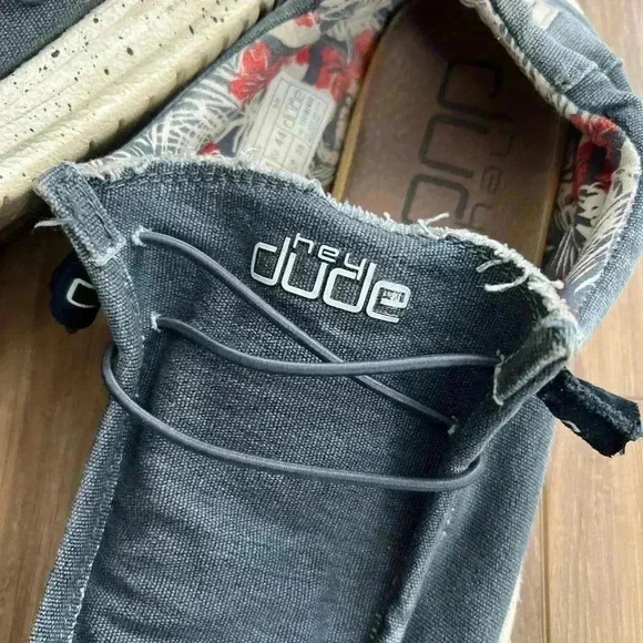 Hey Dude Hawaiian slip ons - Picture 2 of 7